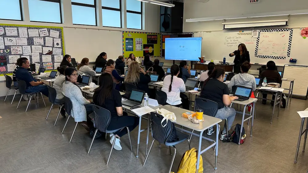 Sesión de formación con padres en la escuela