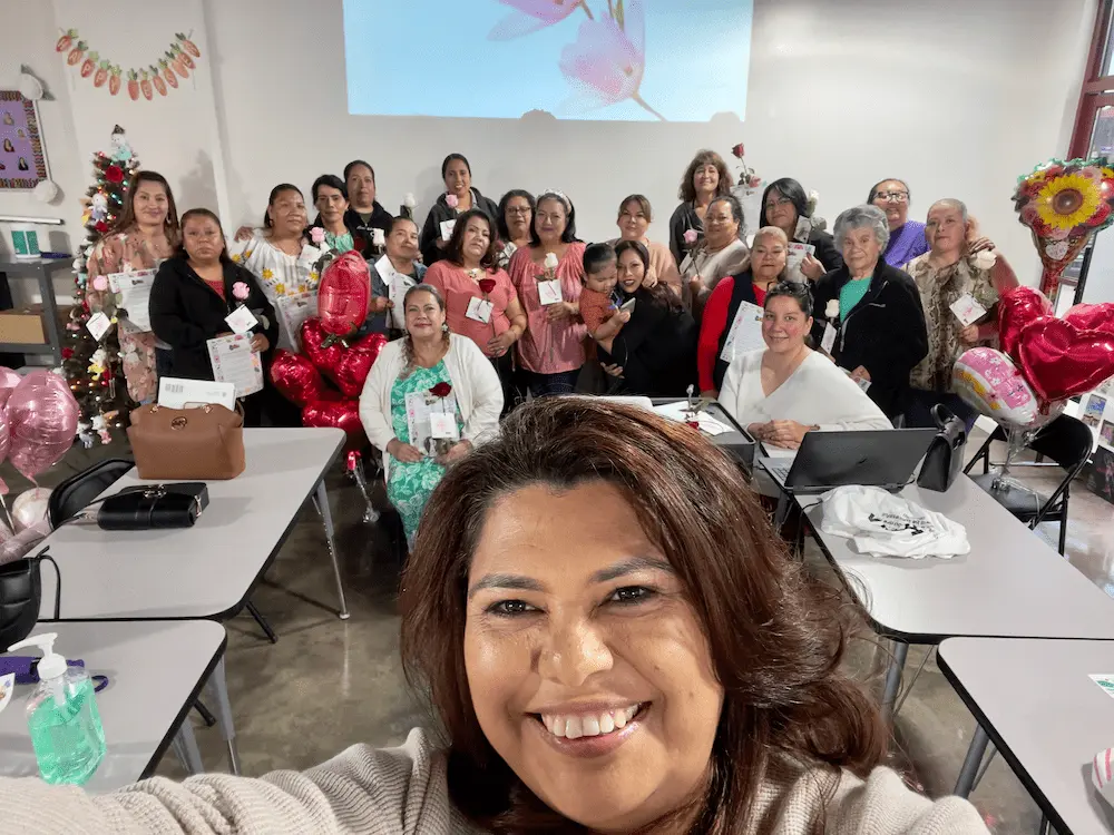 Frey Rodríguez con un grupo de madres al cierre de una generación