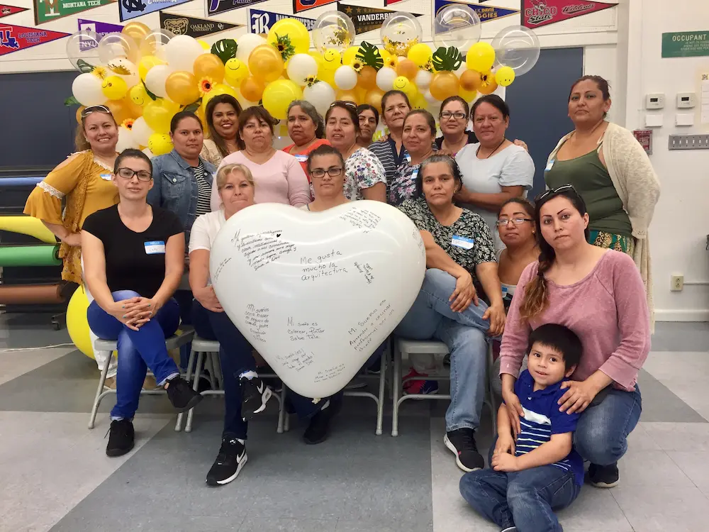 Familias celebrando sus logros